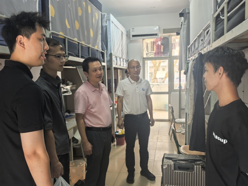 院领导带队走访慰问留校少数民族...
